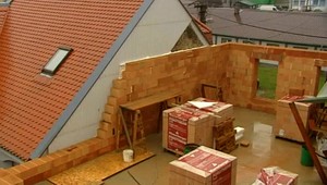 V Bratislave rastie čierna stavba, prokurátor kritizuje políciu