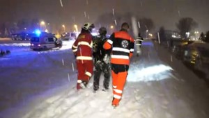 Nočný pád do rieky. Záchranári pomáhali mužovi z ľadovej vody