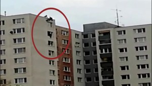 Hasič sa zo strechy paneláka pokúsil zachrániť ženu sediacu na parapete 11. poschodia. Skončilo to tragicky
