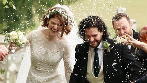 Hviezdy seriálu sa zobrali na rodinnom zámku nevesty