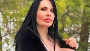 Do pŕs si necháva vstrekovať fyziologický roztok, aby boli väčšie ako basketbalová lopta