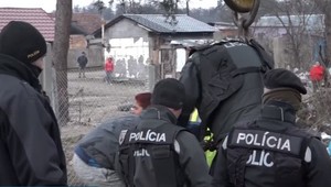 Čiernu stavbu bránili vlastným telom. Obec si už nevie dať rady