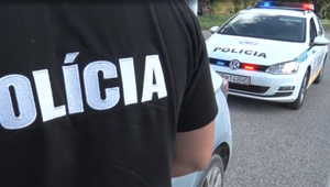 V snahe vyhnúť sa policajnej kontrole sa vymenil so spolujazdkyňou. Pred očami policajtov!