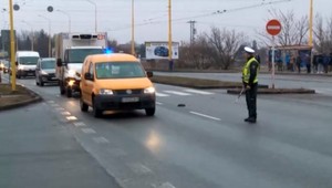 Na východe zrazila dodávka dvoch tínedžerov. Mladší je v kritickom stave