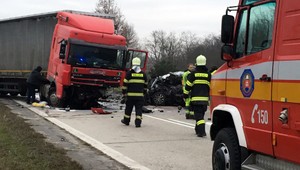 Tragédia pri Sládkovičove. Pri nehode zomrel vodič osobného auta