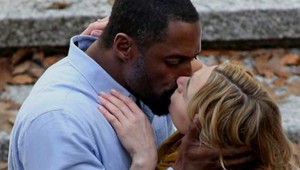 Kate Winslet sa vášnivo bozkávala s TÝMTO mužom. A nebol to jej manžel...