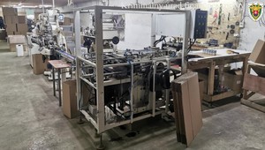 Milióny kusov cigariet a desiatky ton tabaku. Finančná správa odhalila najväčšiu nelegálnu výrobňu cigariet