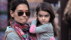 Suri Cruise učí mamu obliekať sa!?