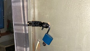 Prípad, z ktorého mrazí: Rodičia mali deti biť reťazami a držať ich o hlade