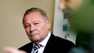 Exprezident Schuster sa nezdá! Napísal hru a mieri do džungle