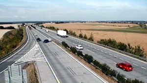 AUTENTICKÉ VIDEO: Vodička na diaľnici nečakane zastavila. Vpálilo do nej ďalšie auto