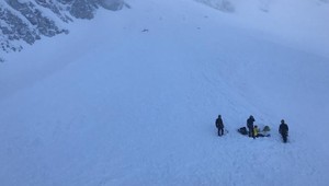 V Nízkych Tatrách zasypala horolezcov lavína. Zasahoval záchranársky vrtuľník