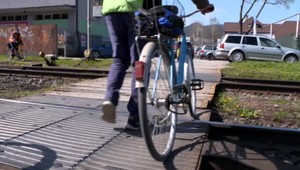 Žena na bicykli narazila do idúceho vlaku. Akoby zázrakom zrážku prežila