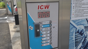 Za 500 eur hotovosti zanechal firmám trojnásobné škody. Zlodej vykradol samoobslužné umyvárne