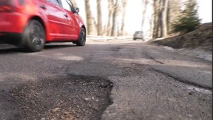 Ak si vozidlo poškodíte nabehnutím na výtlk, môžete žiadať náhradu škody