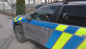 Žena po útoku ostrým predmetom zomrela. Polícia zadržala podozrivú osobu