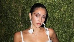 Chcela vyniknúť, schytala kritiku a výsmech: Čo poviete na šaty Madonninej dcéry vy?