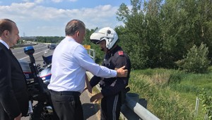 Pri doprevádzaní Kisku opäť spadol policajný motorkár