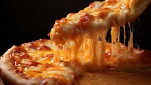 Kuriérovi sa vyhrážal nožom kvôli jedlu, súd ho poslal do väzby