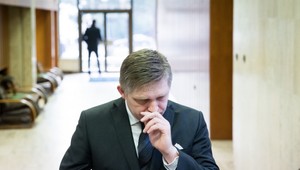 Do Ficovej krajšej tváre napľuje ulica