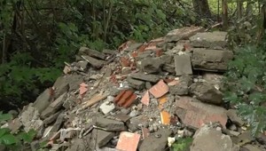 Rozbité tehly, obklad, sutiny vyhodili ilegálne v lese