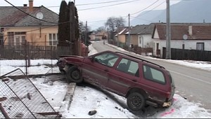 Opitý šofér zbúral plot a stĺp elektrického vedenia!