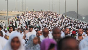Na pahorku Arafát pri Mekke sa modlili skoro dva milióny pútnikov