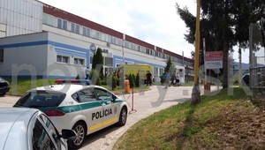 Zamestnanec vytiahol zbraň na šéfa. Ten zraneniam podľahol