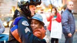 Dojímavé objatie policajta a černošského chlapca. Podľa kritika fikcia