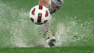 Bláznovstvo z Litvy. Futbalisti si po góle zaplávali!