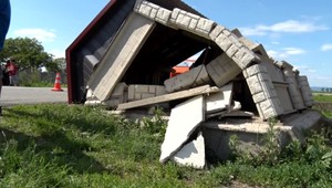 Autom narazil do murovanej zastávky, ktorá sa zrútila na ľudí čakajúcich na autobus