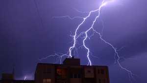 V Nemecku udrel blesk do stromu blízko reštaurácie. Jeden človek podľahol zraneniam