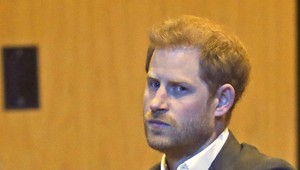 Volajte ma Harry, poprosil princ. Do Škótska prišiel vlakom