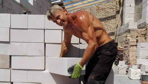 Český spevák v ohrození života! Zrážka s kamiónom!