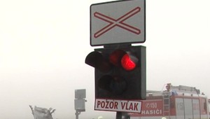 Čierne doobedie na trati pred Sencom. Na koľajisku sedela žena