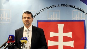 Štefanov "prešustroval" v nástenkovom tendri 32-tisíc eur, od konzorcia ich chce späť