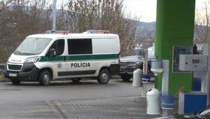 Muž pri prepade pumpy zviazal pokladníčku. Odniesol si iba 50 eur