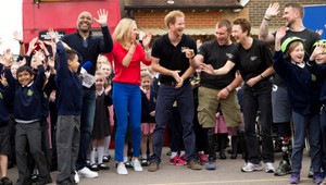 Princ Harry ako ho nepoznáte! Neskutočne podľahol deťom