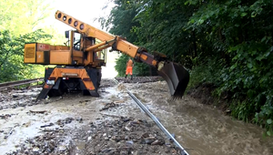 Silné búrky opäť vyčíňali. Voda so sebou zobrala stromy aj cestu