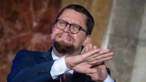 Nepočujúci sa opäť pýtajú a žiadajú tlmočníkov na tlačovkách. Premiér má na to svoj názor