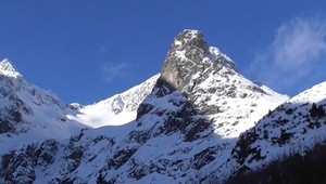 VIDEO: V horách na turistov čaká modrá obloha a žiarivý sneh