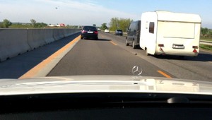 VIDEO: Takto jazdí minister Galko. Maják a 180 km/h...