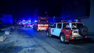 Hasiči zasahovali pri požiari skladu s liehom. Zásah bol náročný