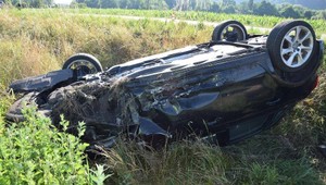 Mladý vodič prešiel do protismeru. Po zrážke skončil na streche