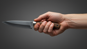 Muž z bezproblémovej rodiny zaútočil nožom na svojho otca, musela zasiahnuť polícia