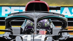 Hamilton prekonal Schumachera a pokračuje vo svojej spanilej jazde
