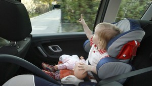 Aj štvorročné dieťa môže sedieť ako spolujazdec pri vodičovi