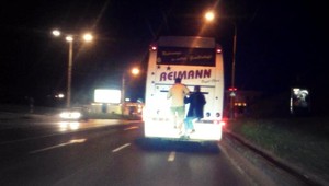 VIDEO. Chlapci sa zavesili na autobus a zviezli sa