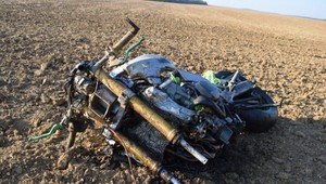 Vodič predchádzal iné auto. Manéver sa skončil smrťou motorkára