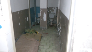 Dvaja mladíci brutálne dobili bezdomovca, kamarát ich pri tom nakrúcal